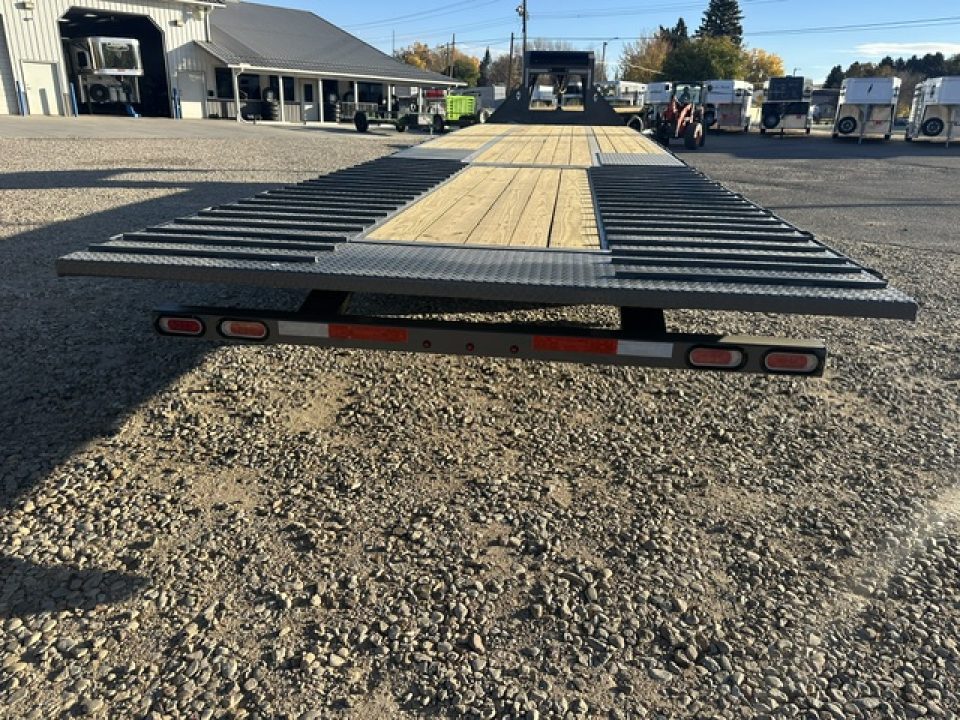 New 2027 Diamond C 35' FMAX
