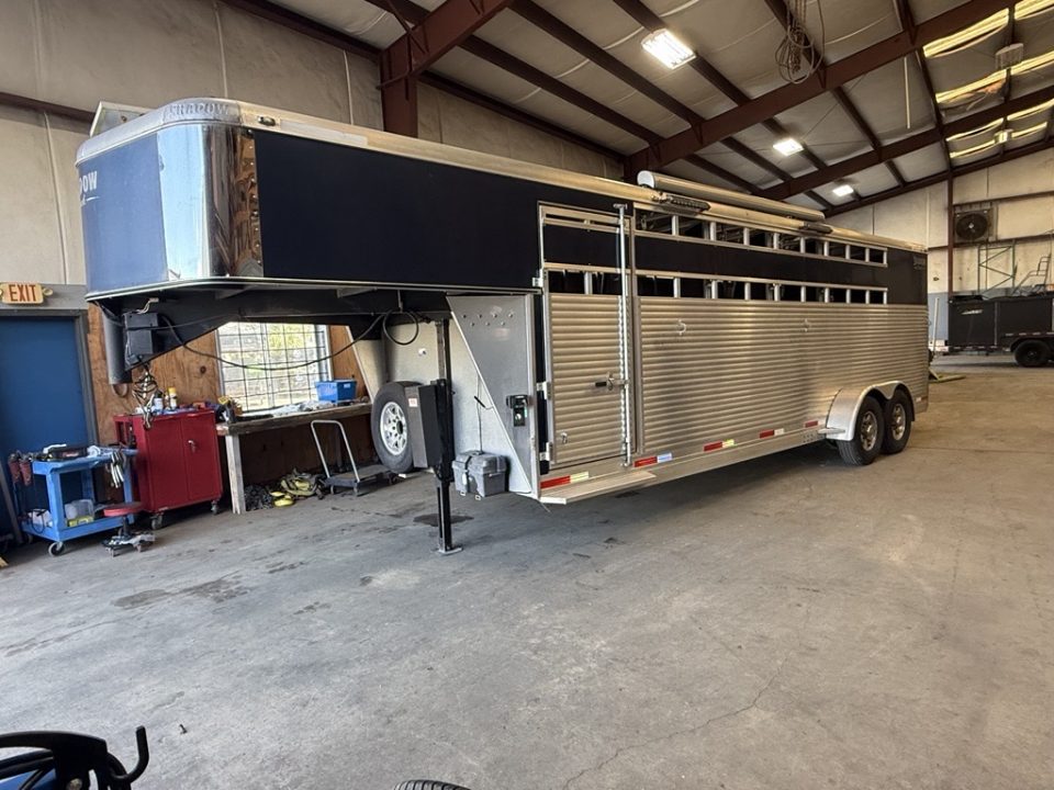 Used 2021 Shadow 5 Horse Blue Gooseneck Horse Trailer with Awning & Exterior Lights Horse Trailer