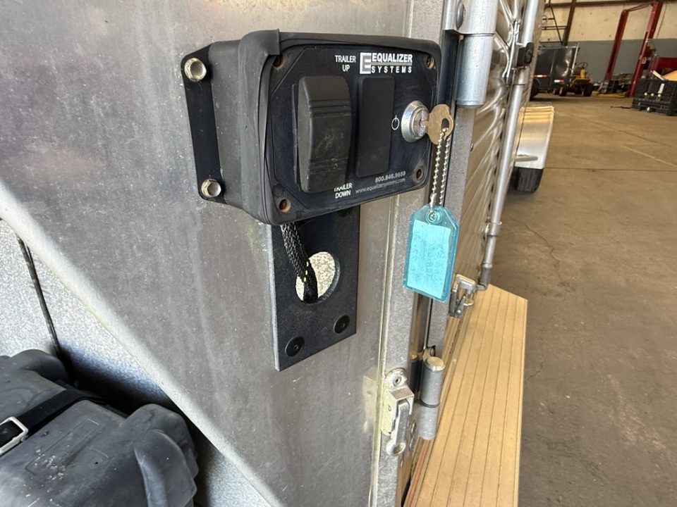Used 2021 Shadow 5 Horse Blue Gooseneck Horse Trailer with Awning & Exterior Lights Horse Trailer