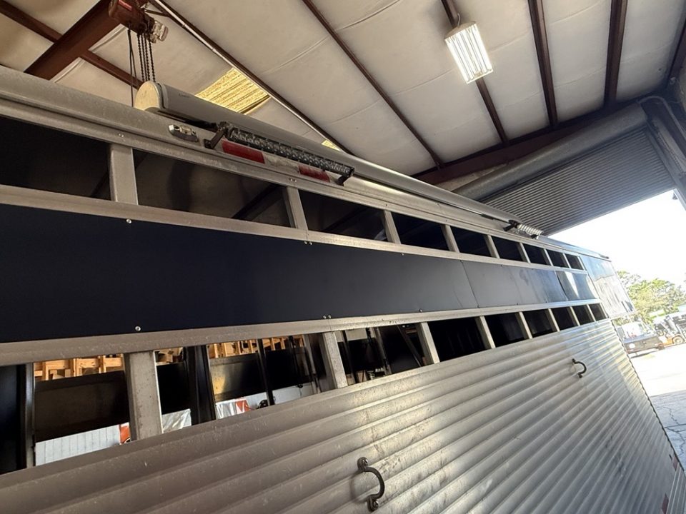 Used 2021 Shadow 5 Horse Blue Gooseneck Horse Trailer with Awning & Exterior Lights Horse Trailer