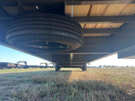 New 2027 Diamond C 102x40 Tandem 12K GN Straight Deck w/ Slide In Ramps