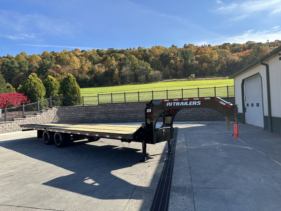 New PJ trailers 32' LY Hydraulic Dovetail