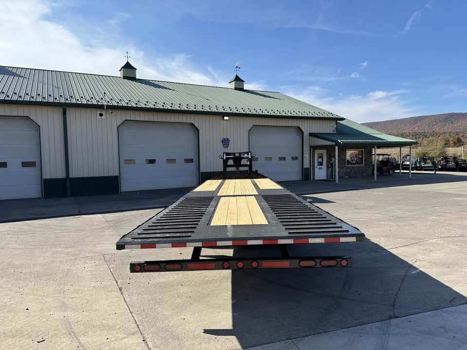 New PJ trailers 32' LY Hydraulic Dovetail