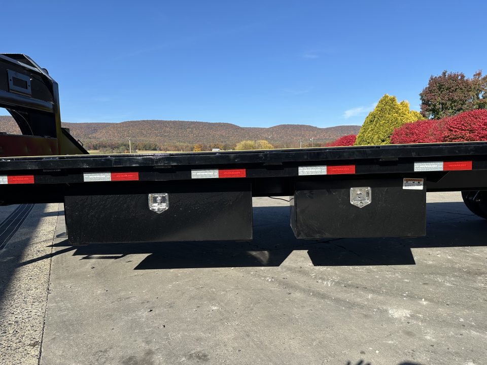 New PJ trailers 32' LY Hydraulic Dovetail