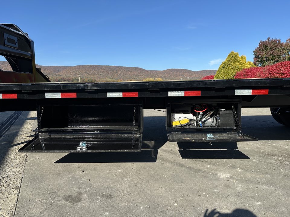 New PJ trailers 32' LY Hydraulic Dovetail
