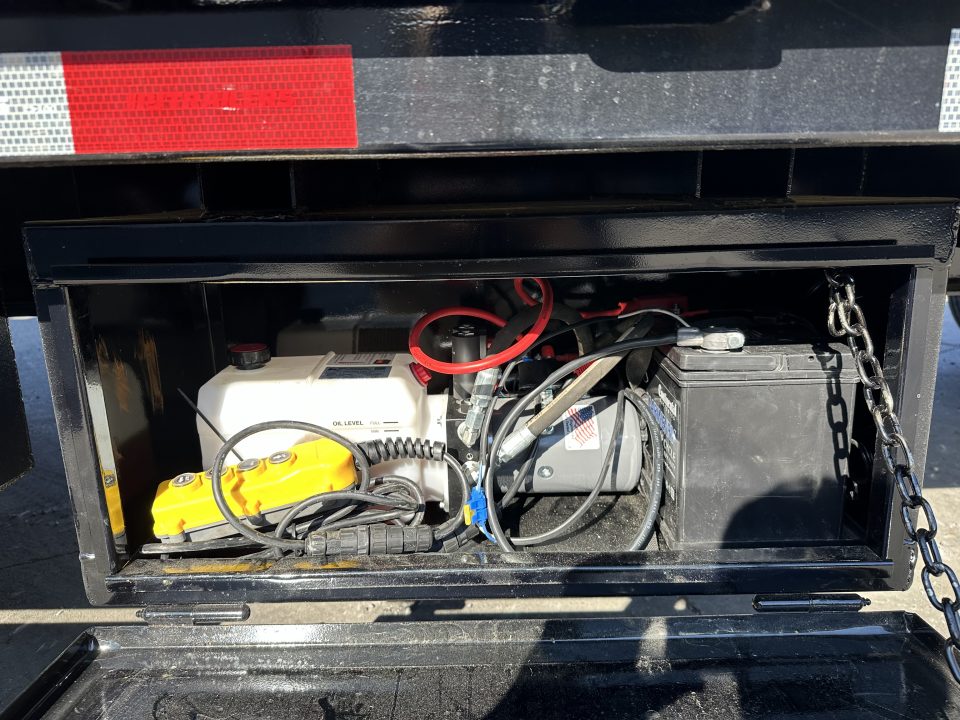 New PJ trailers 32' LY Hydraulic Dovetail