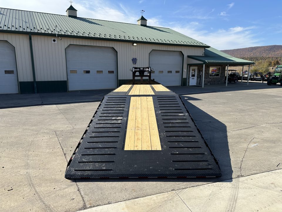 New PJ trailers 32' LY Hydraulic Dovetail