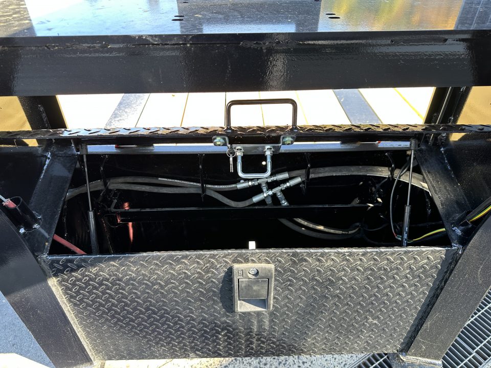 New PJ trailers 32' LY Hydraulic Dovetail
