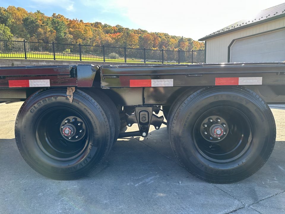 New PJ trailers 32' LY Hydraulic Dovetail