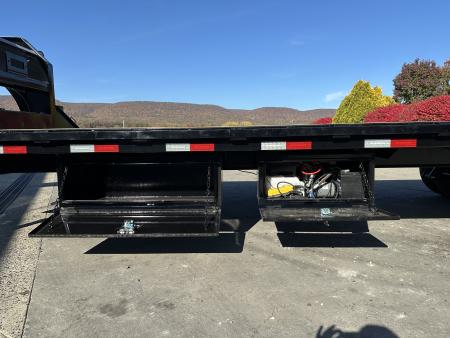 New PJ trailers 32' LY Hydraulic Dovetail