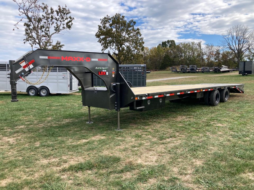 New 2027 MAXX-D 102X32 TANDEM 25.9K GN W/ MAX RAMPS, HYDROJACKS, DISC BRAKES, SOLAR & WIRELESS Flatbed Trailer