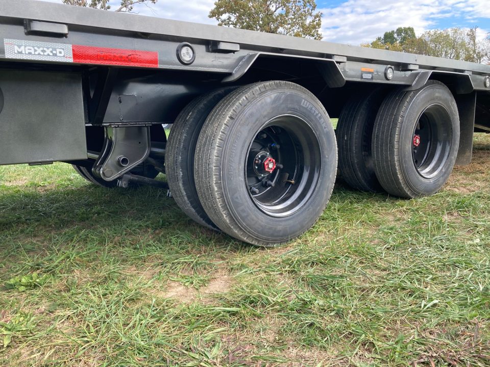 New 2027 MAXX-D 102X32 TANDEM 25.9K GN W/ MAX RAMPS, HYDROJACKS, DISC BRAKES, SOLAR & WIRELESS Flatbed Trailer