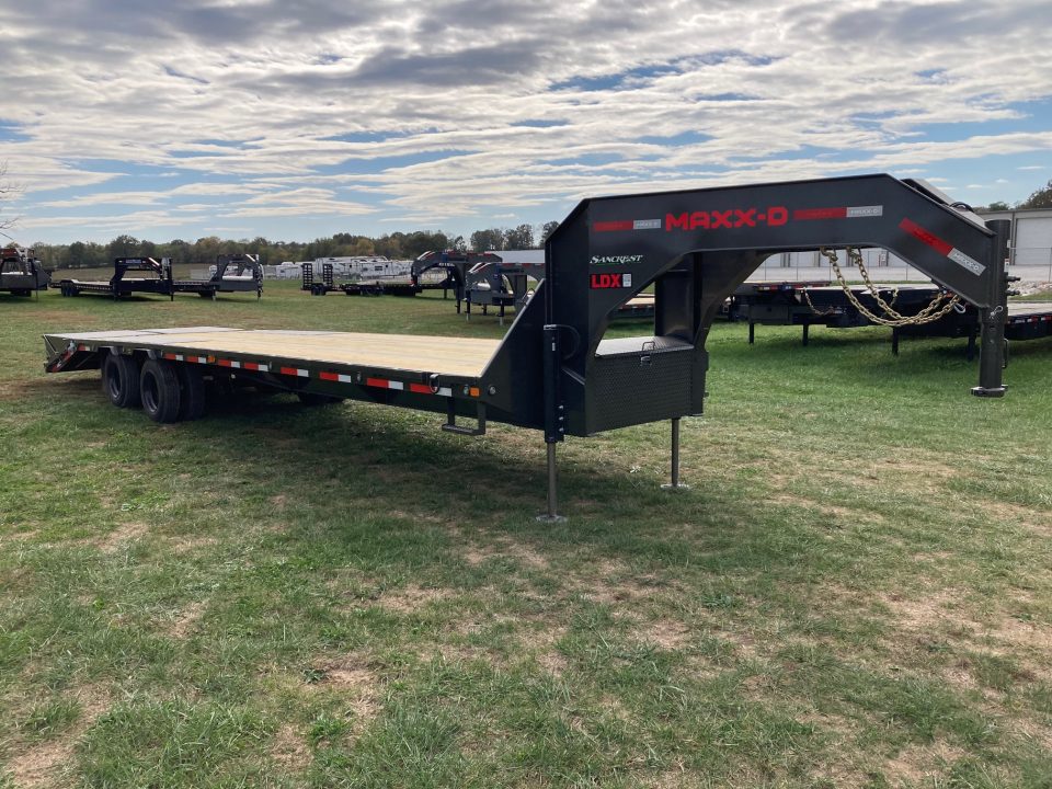 New 2027 MAXX-D 102X32 TANDEM 25.9K GN W/ MAX RAMPS, HYDROJACKS, DISC BRAKES, SOLAR & WIRELESS Flatbed Trailer