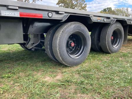 New 2027 MAXX-D 102X32 TANDEM 25.9K GN W/ MAX RAMPS, HYDROJACKS, DISC BRAKES, SOLAR & WIRELESS Flatbed Trailer