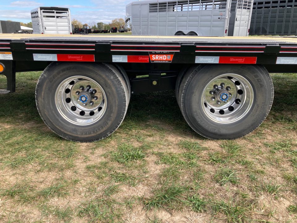 New 2027 Diamond C Trailers 102x32 TANDEM 25.9K GN W/ MAX RAMPS, HYDROJACKS & ALUMINUM OUTERS Flatbed Trailer