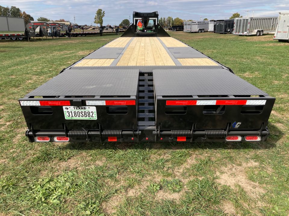 New 2027 Diamond C Trailers 102x32 TANDEM 25.9K GN W/ MAX RAMPS, HYDROJACKS & ALUMINUM OUTERS Flatbed Trailer