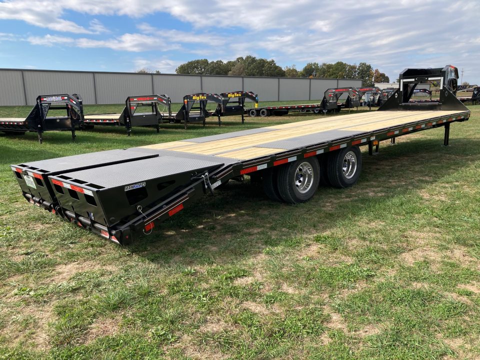 New 2027 Diamond C Trailers 102x32 TANDEM 25.9K GN W/ MAX RAMPS, HYDROJACKS & ALUMINUM OUTERS Flatbed Trailer
