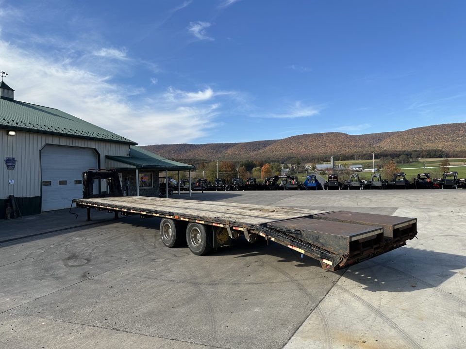 Used 2017 Gatorade 40' Tandem Dual Gooseneck w/Max Ramps