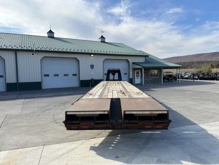 Used 2017 Gatorade 40' Tandem Dual Gooseneck w/Max Ramps