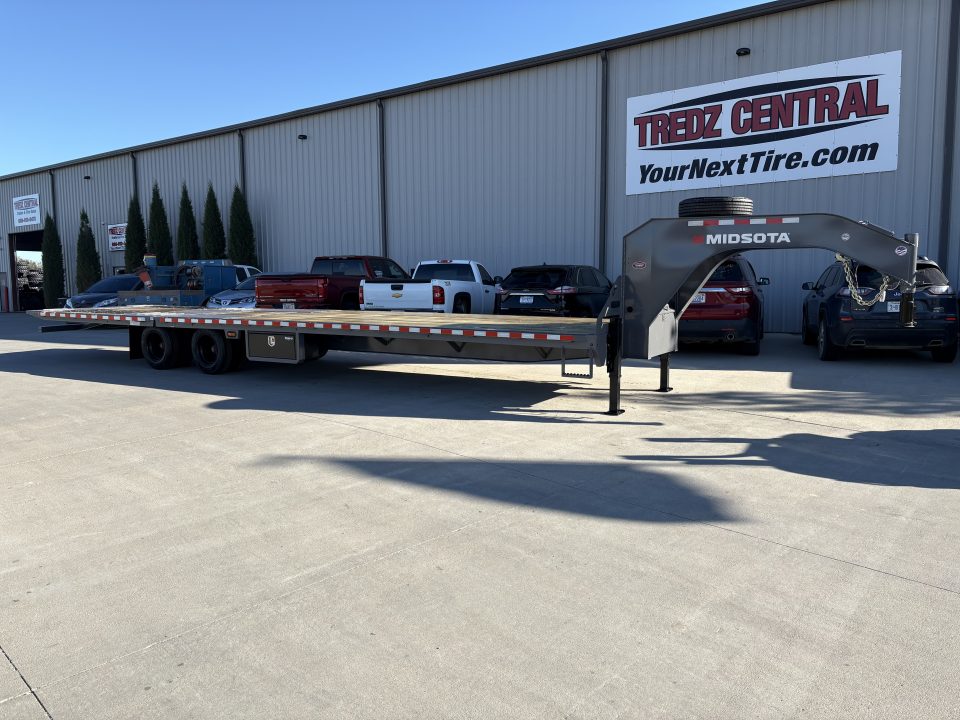 New 2027 Midsota FBHB3612-259G Hydraulic Tail Goosneck Deckover Trailer