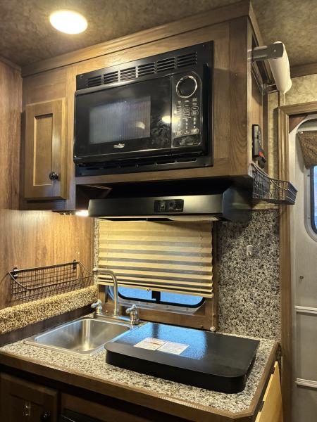 Used 2018 Lakota 2H 7'LQ Horse Trailer