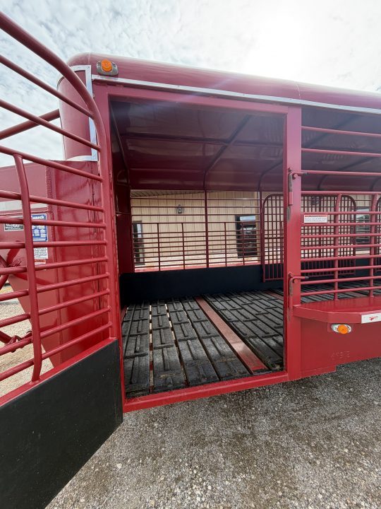 Used 2015 Gooseneck Trailer MFG 32X6'8" Stock / Stock Combo Trailer