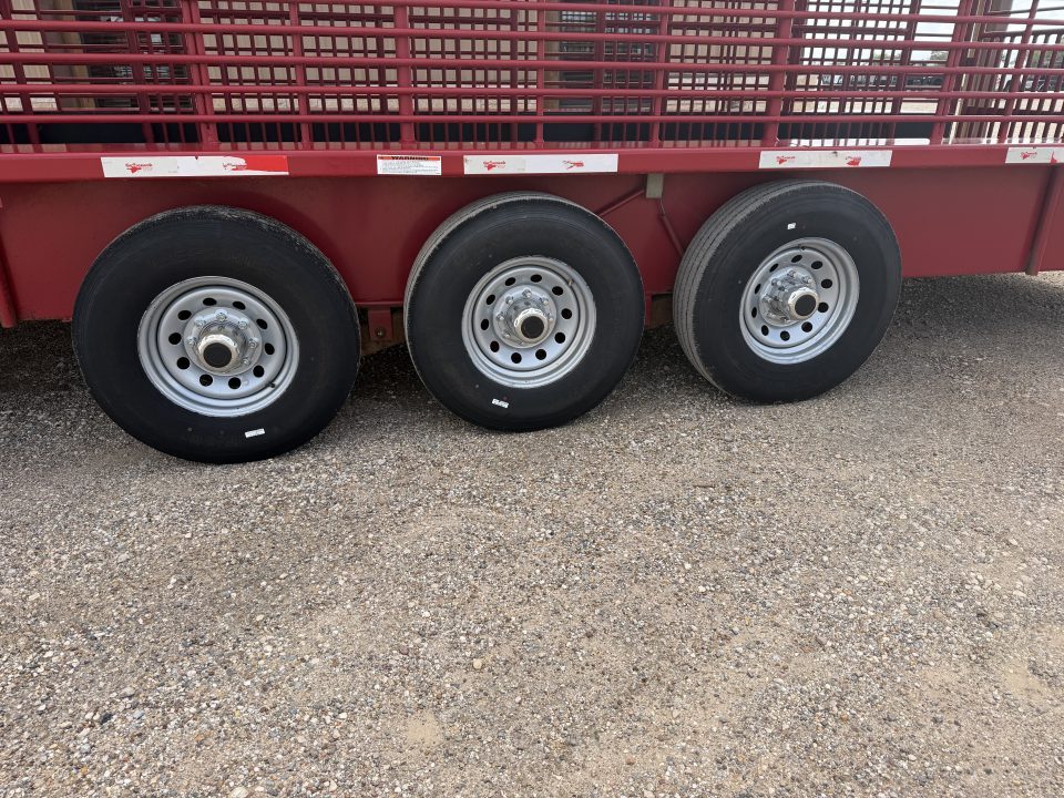 Used 2015 Gooseneck Trailer MFG 32X6'8" Stock / Stock Combo Trailer