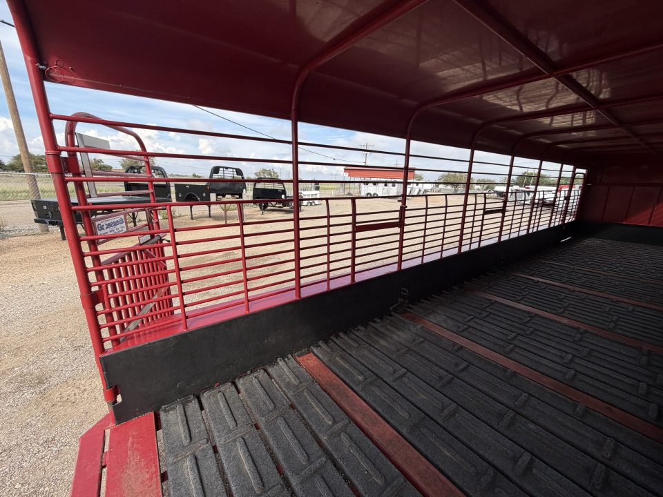 Used 2015 Gooseneck Trailer MFG 32X6'8" Stock / Stock Combo Trailer