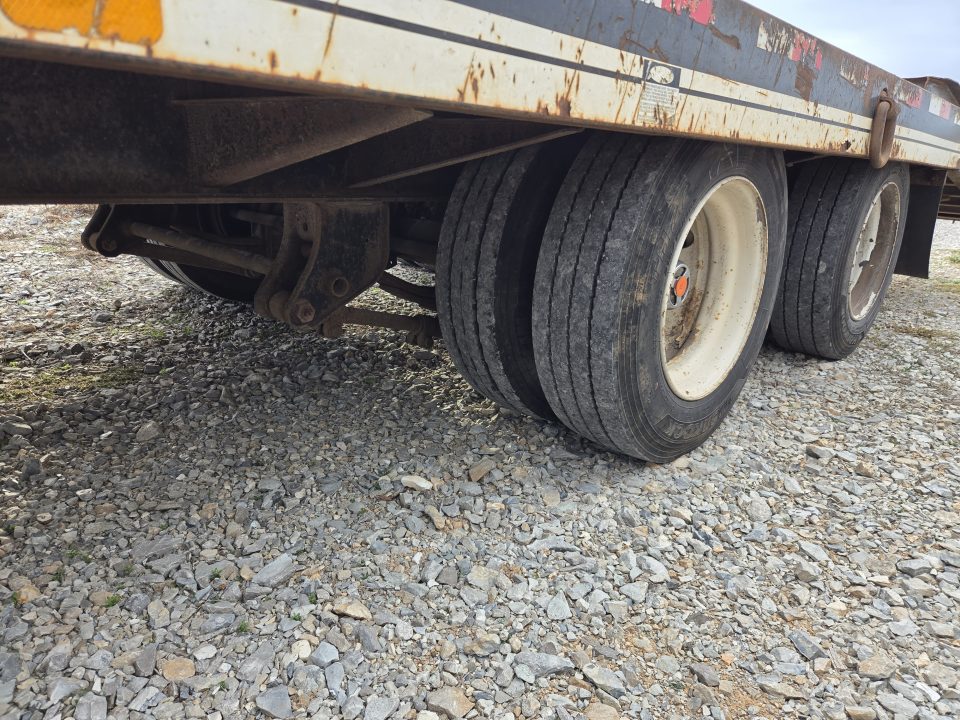 Used 2011 Eager Beaver 102X26 TANDEM PINTLE W/22.5K AIR BRAKE AXLES OAK FLOOR & 6FT DOVE