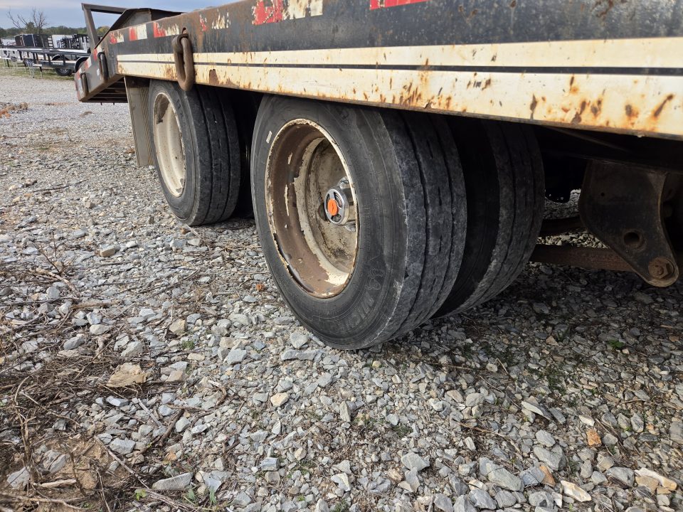 Used 2011 Eager Beaver 102X26 TANDEM PINTLE W/22.5K AIR BRAKE AXLES OAK FLOOR & 6FT DOVE