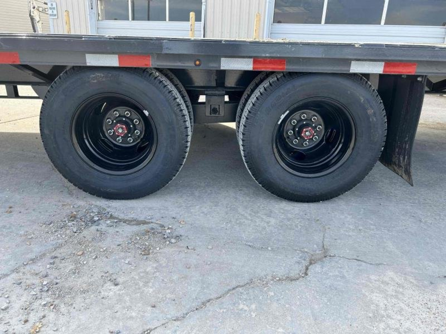 New 2024 Lamar 102" x 32' 22k Gooseneck Trailer