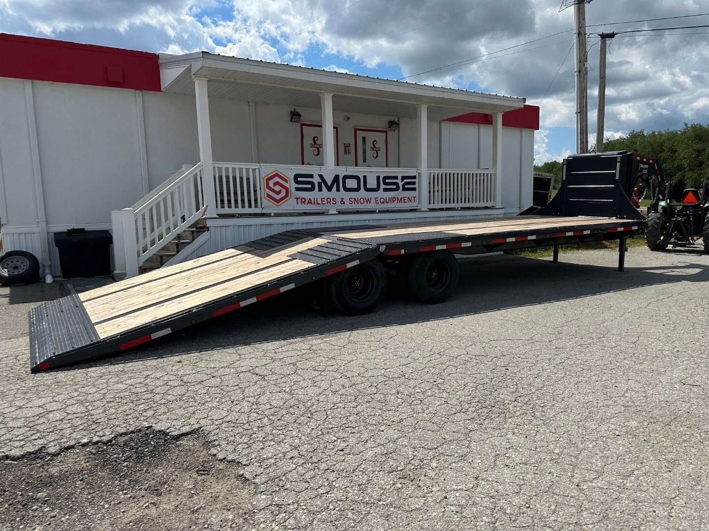 New 2025 Belmont 32' Gooseneck Deckover w/ 12' Hydraulic Dove Tail (PRICE DROP!!)