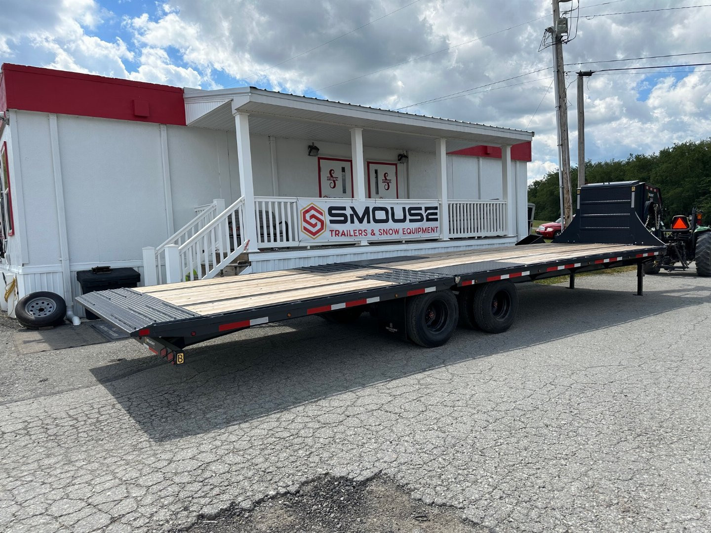 New 2025 Belmont 32' Gooseneck Deckover w/ 12' Hydraulic Dove Tail (PRICE DROP!!)
