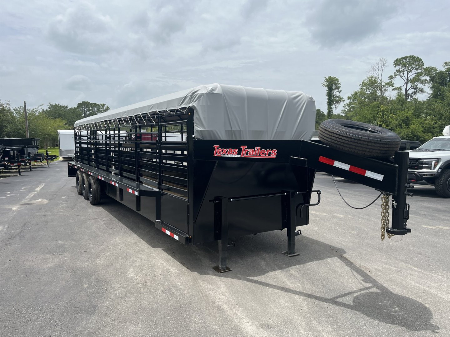 7×32 Horse Livestock Trailer photo 3