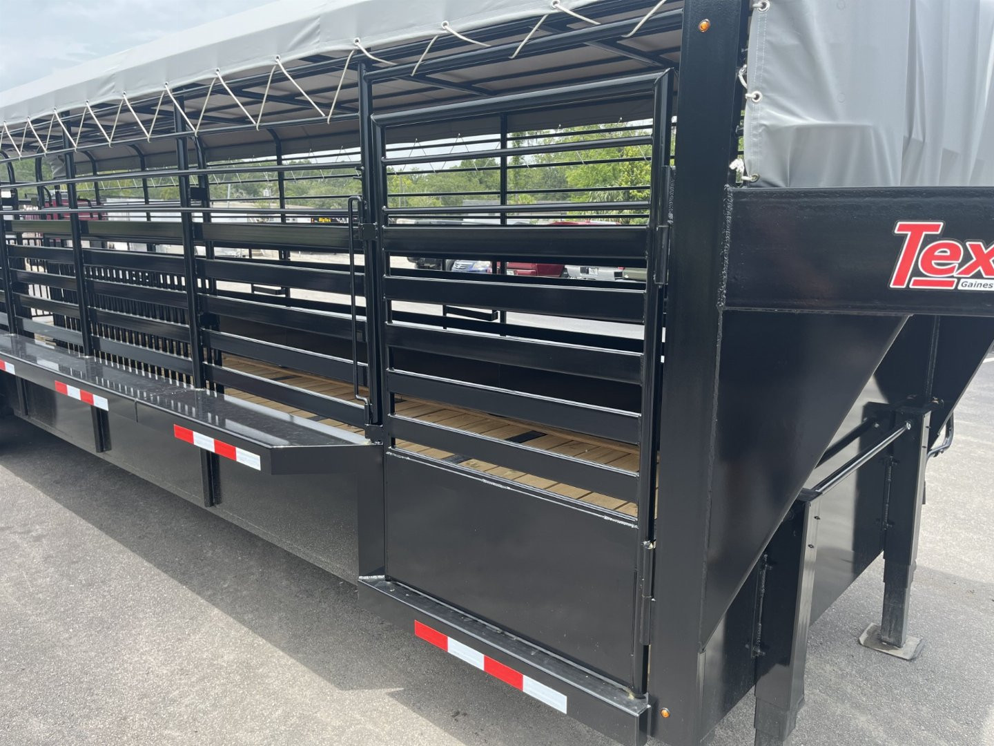 7×32 Horse Livestock Trailer photo 4