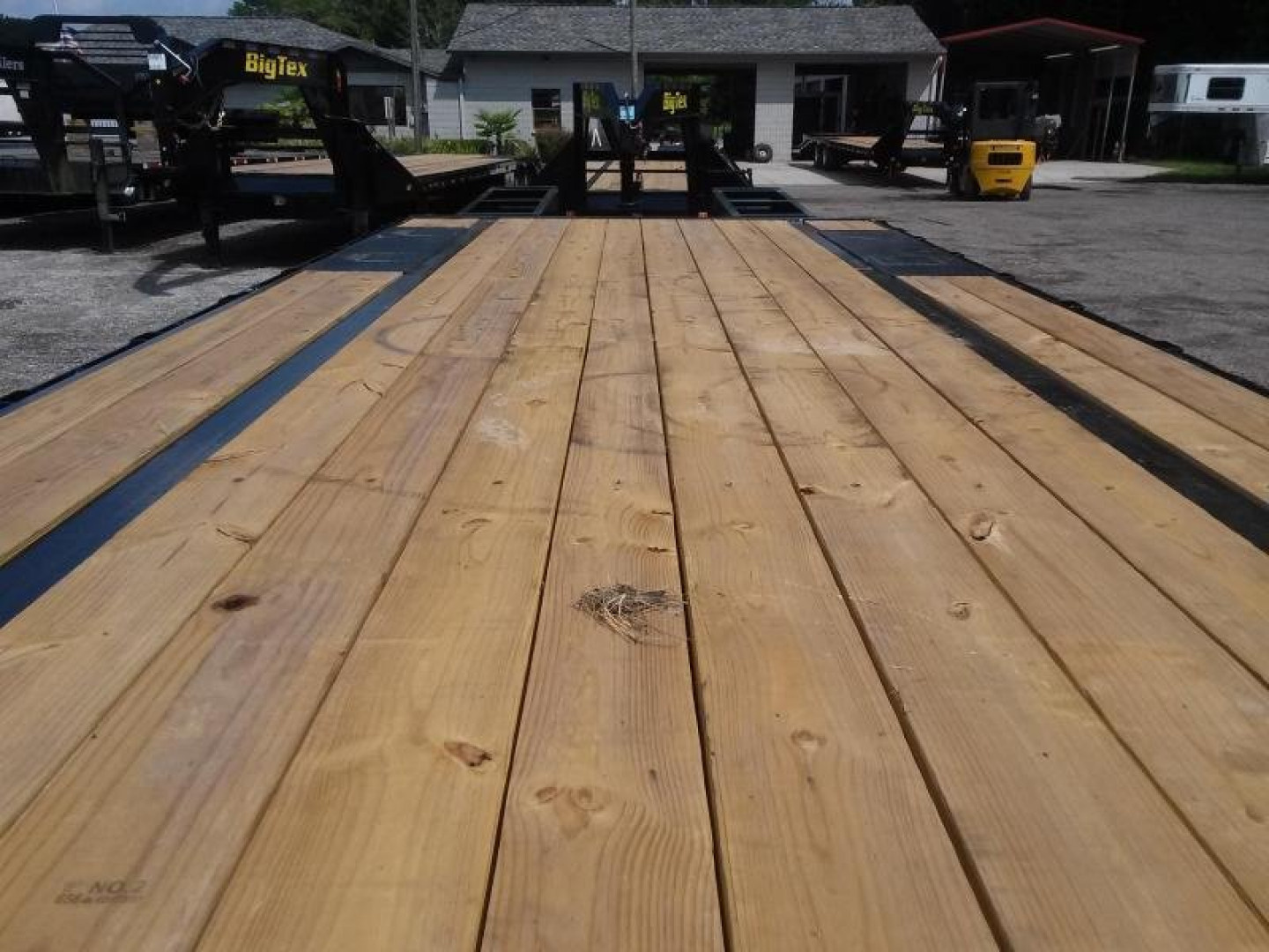 New 14GN-25D5A BIG TEX 8.5' X 25' GOOSENECK FLAT BED W/ 5' FOLD UP RAMPS & FREE SPARE *NON-CDL*