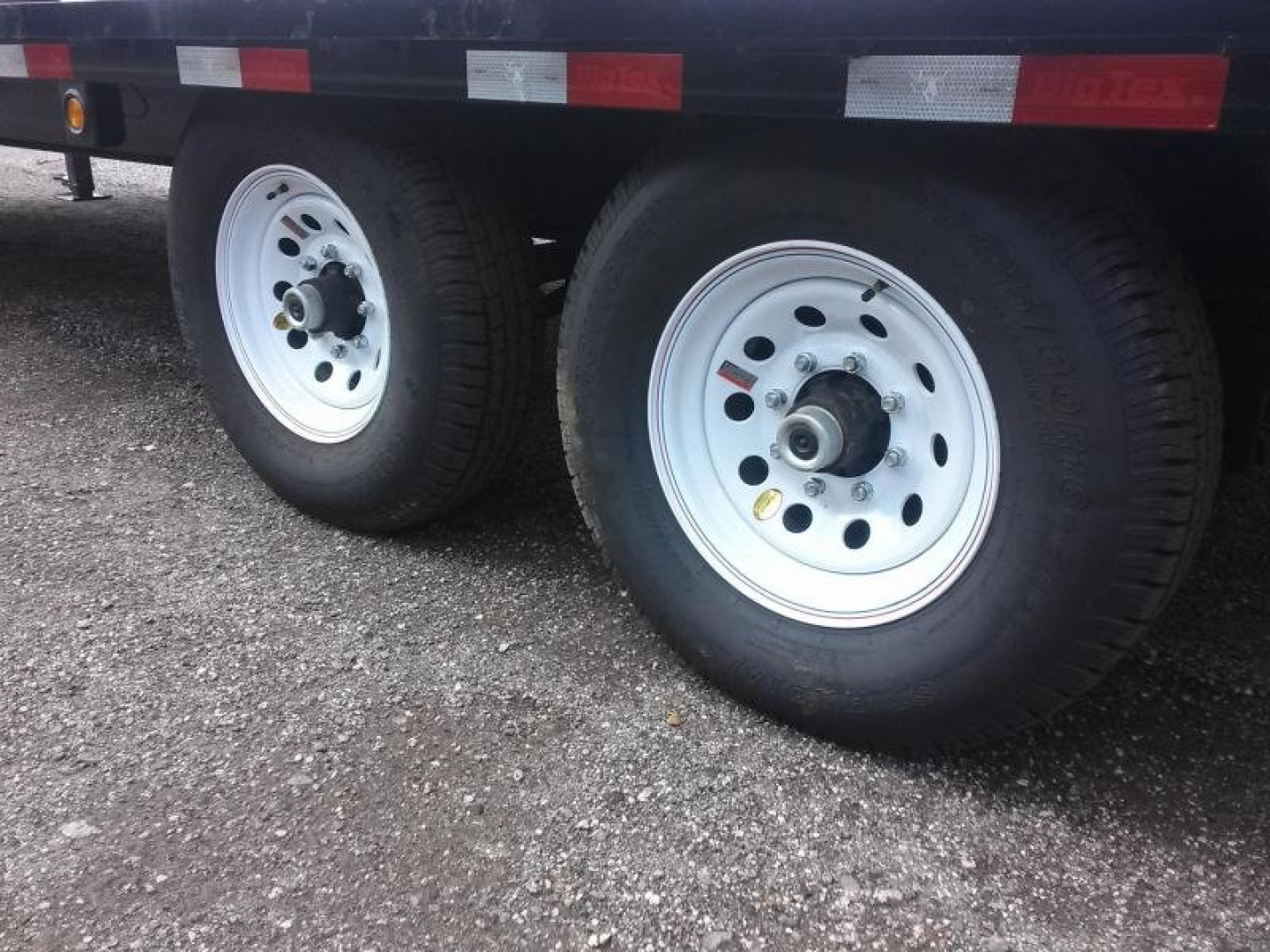 New 14GN-25D5A BIG TEX 8.5' X 25' GOOSENECK FLAT BED W/ 5' FOLD UP RAMPS & FREE SPARE *NON-CDL*