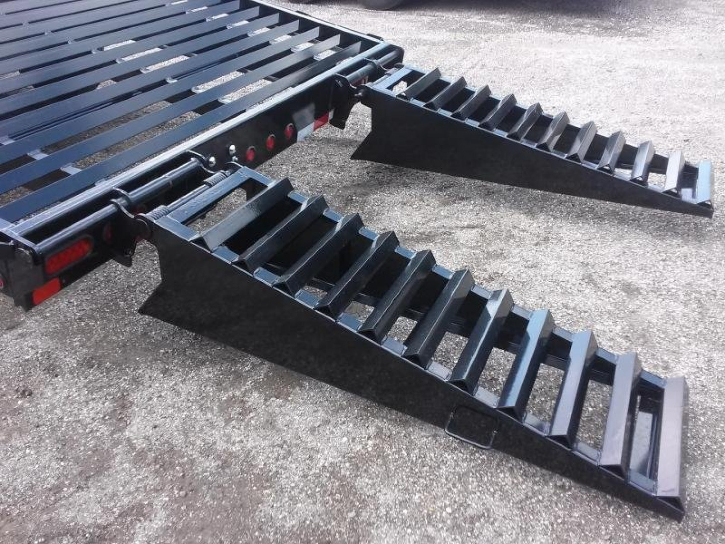 New 14GN-25D5A BIG TEX 8.5' X 25' GOOSENECK FLAT BED W/ 5' FOLD UP RAMPS & FREE SPARE *NON-CDL*