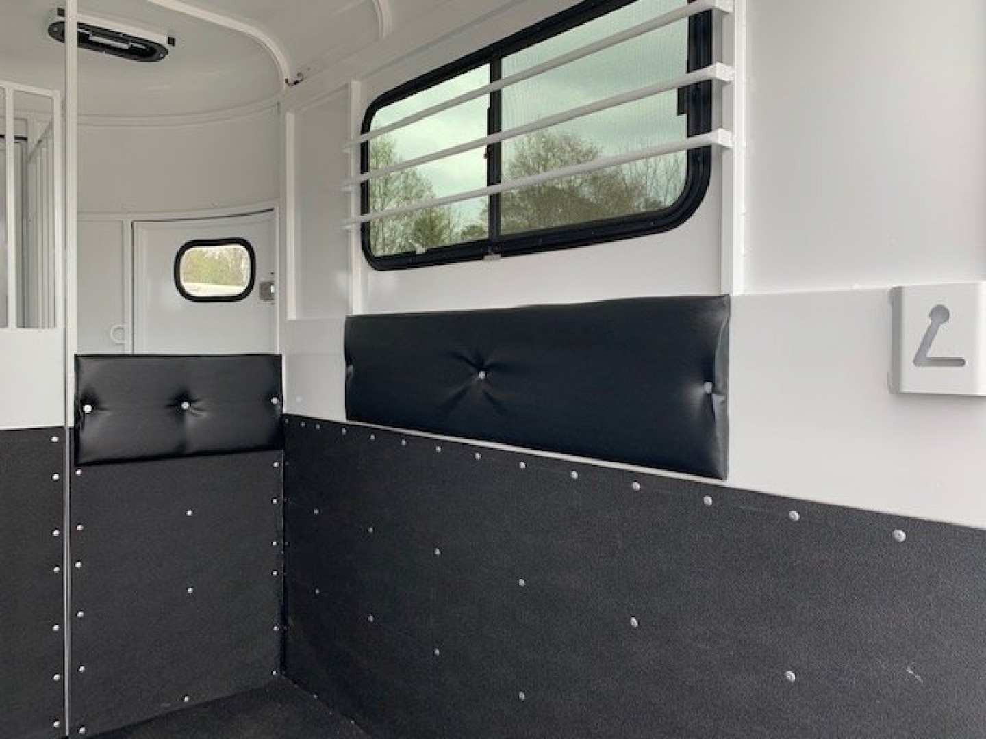 New 2026 Bee 2 Horse Straight Load BP Horse Trailer