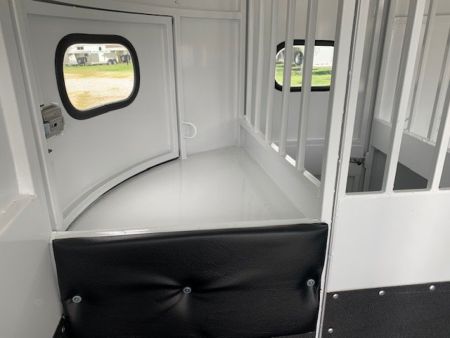 New 2026 Bee 2 Horse Straight Load BP Horse Trailer