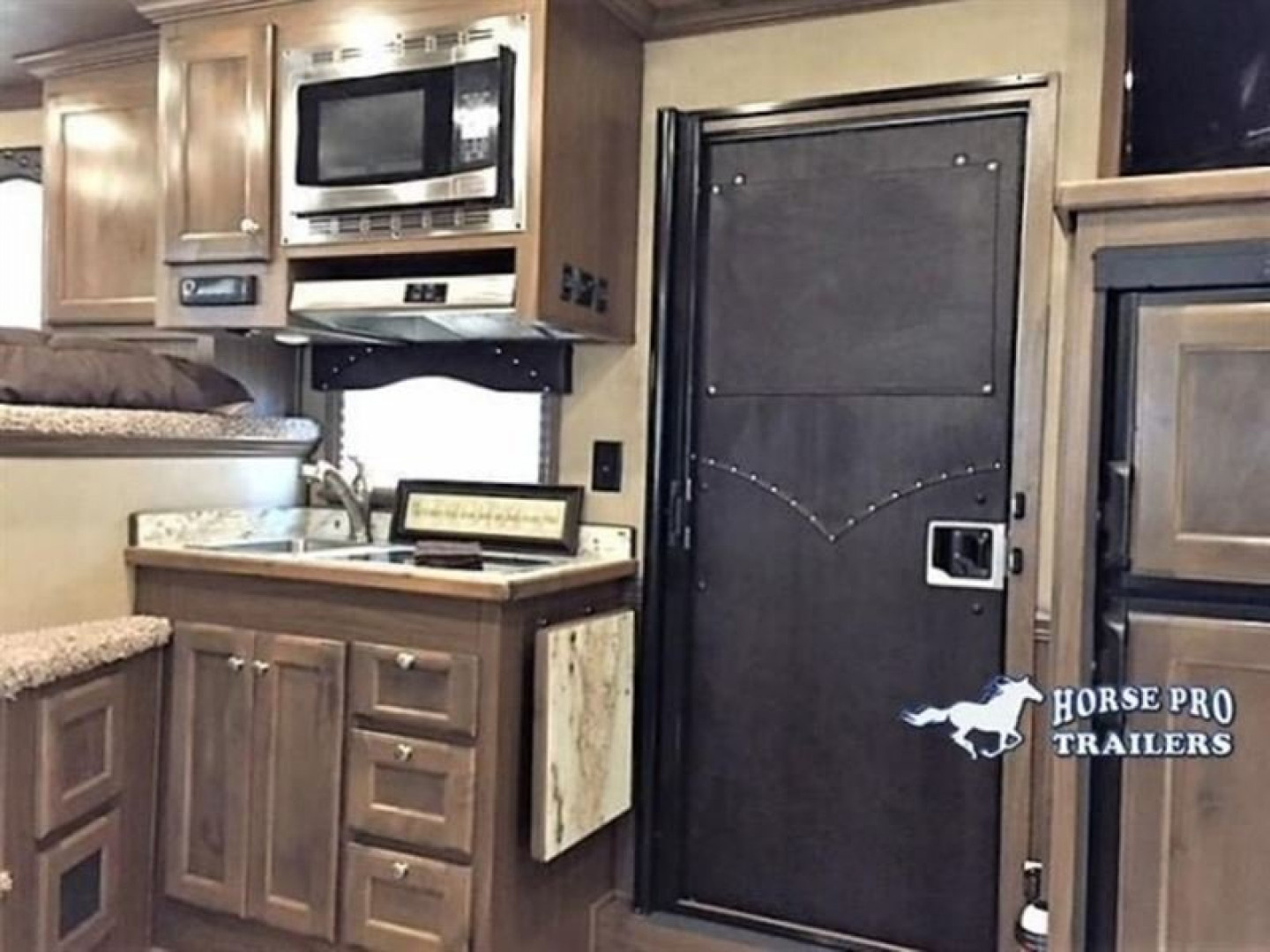 New 2027 Cimarron Trailers Lonestar Living Quarters Midtack Horse Trailer