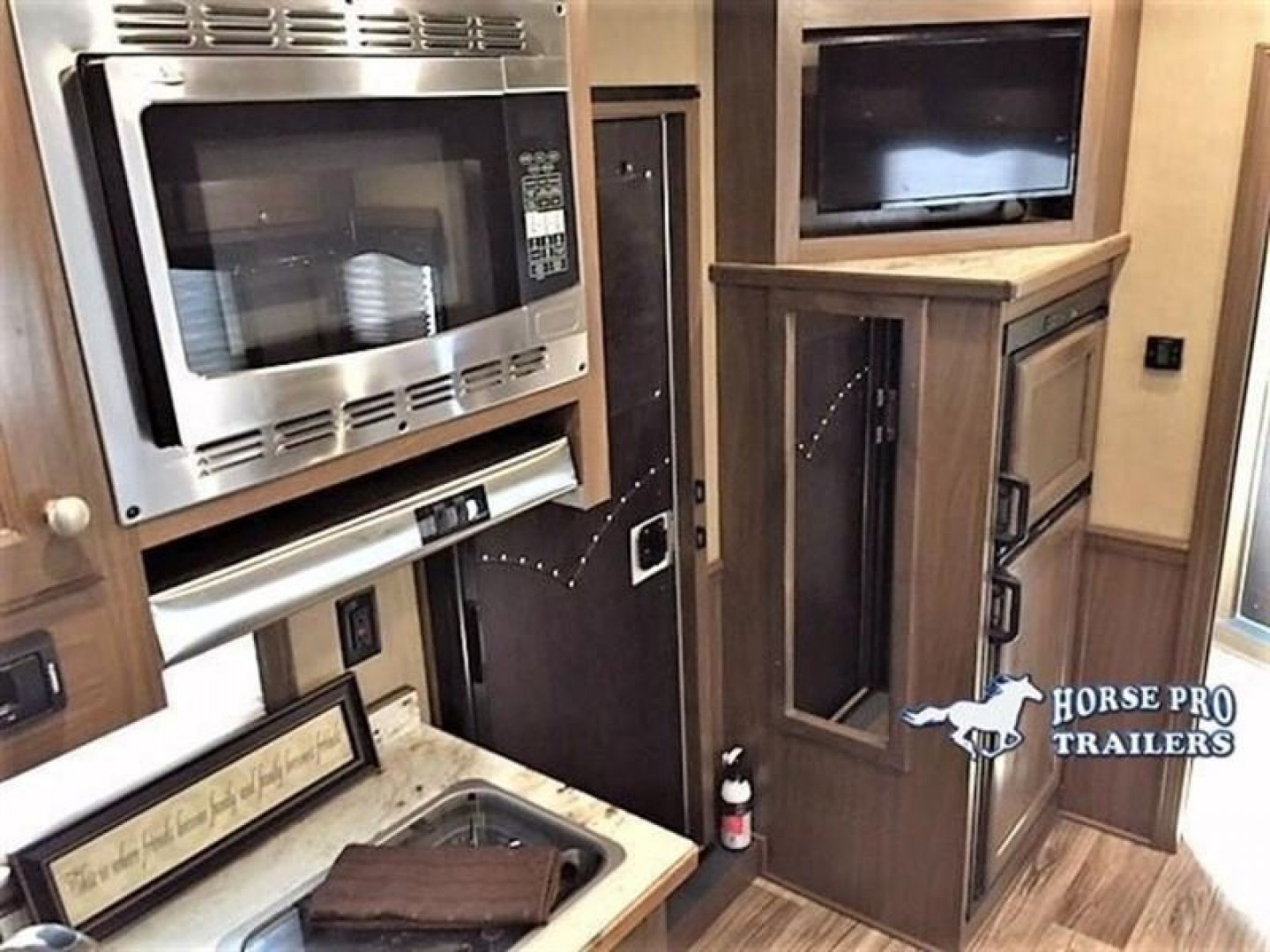 New 2027 Cimarron Trailers Lonestar Living Quarters Midtack Horse Trailer