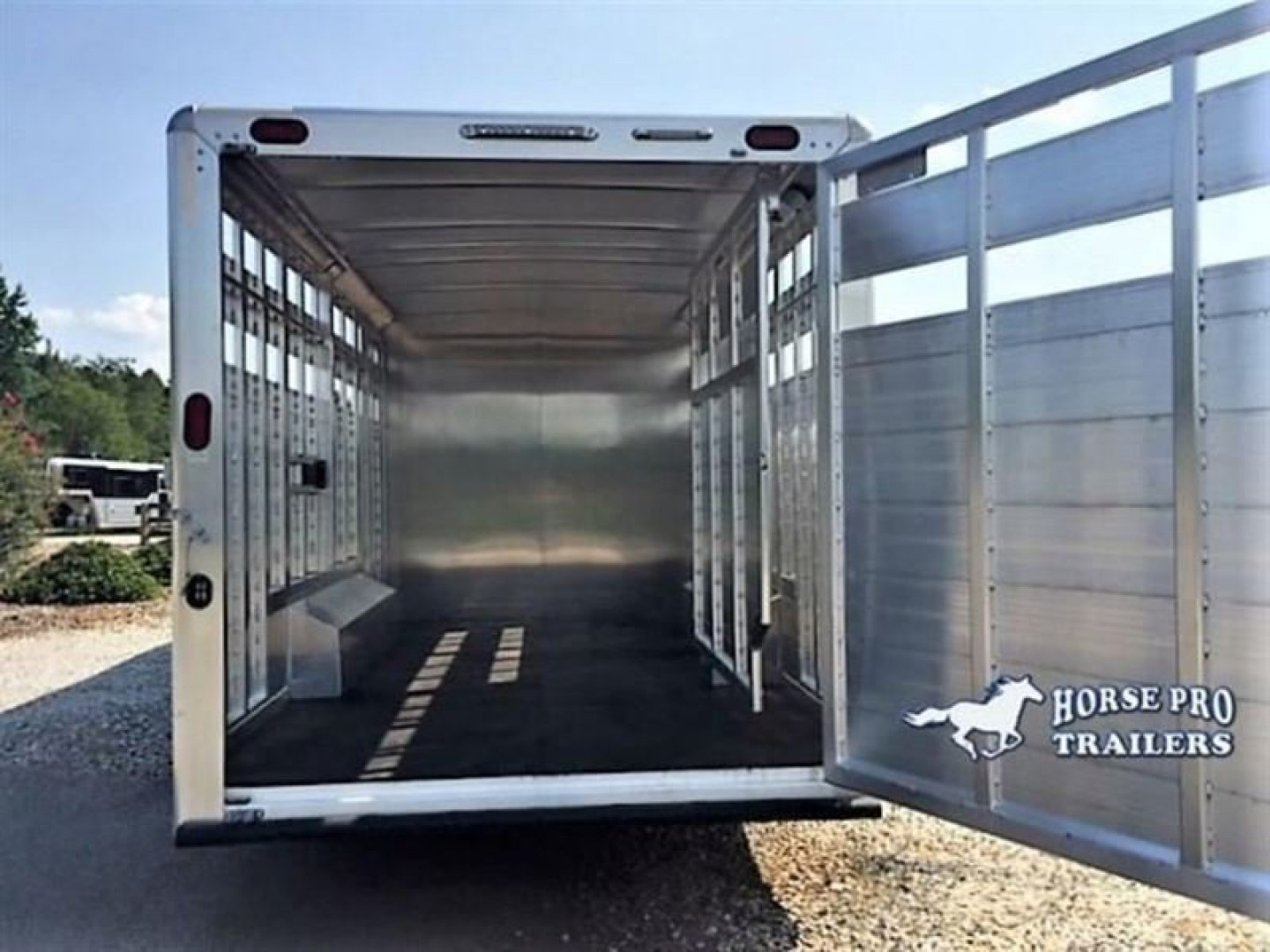 New 2027 Cimarron Trailers Lonestar Living Quarters Midtack Horse Trailer