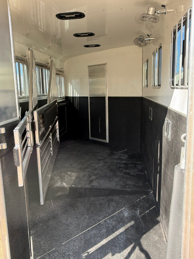 New 2025 Adam Excursion 3 Horse Slant Gooseneck Horse Trailer