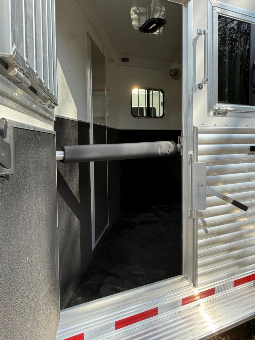 New 2025 Adam Excursion 3 Horse Slant Gooseneck Horse Trailer