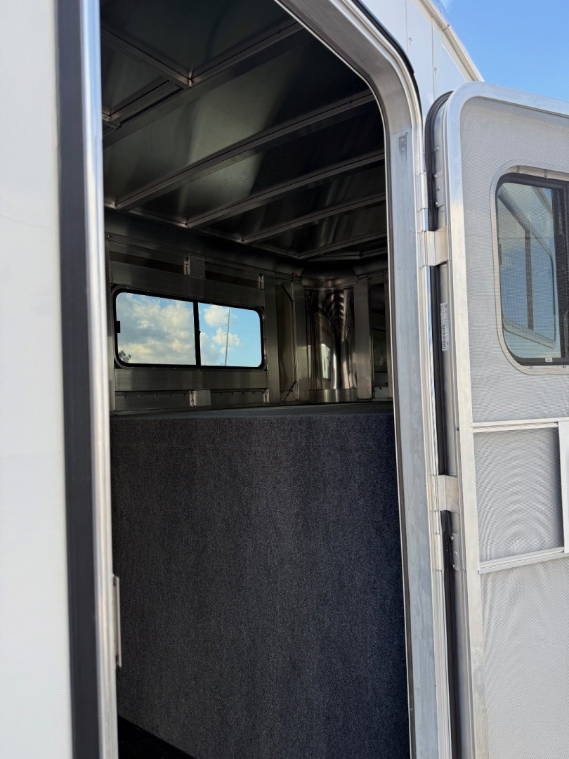 New 2025 Adam Excursion 3 Horse Slant Gooseneck Horse Trailer