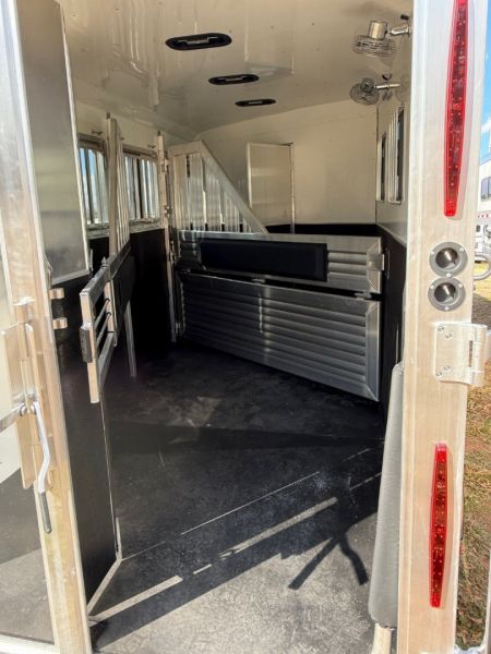 New 2025 Adam Excursion 3 Horse Slant Gooseneck Horse Trailer
