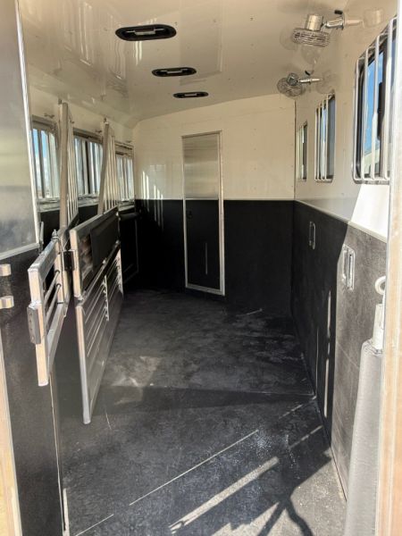 New 2025 Adam Excursion 3 Horse Slant Gooseneck Horse Trailer