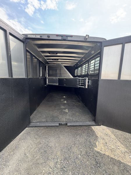 Used 2024 Logan Coach 4H GN BULLSEYE Horse Trailer