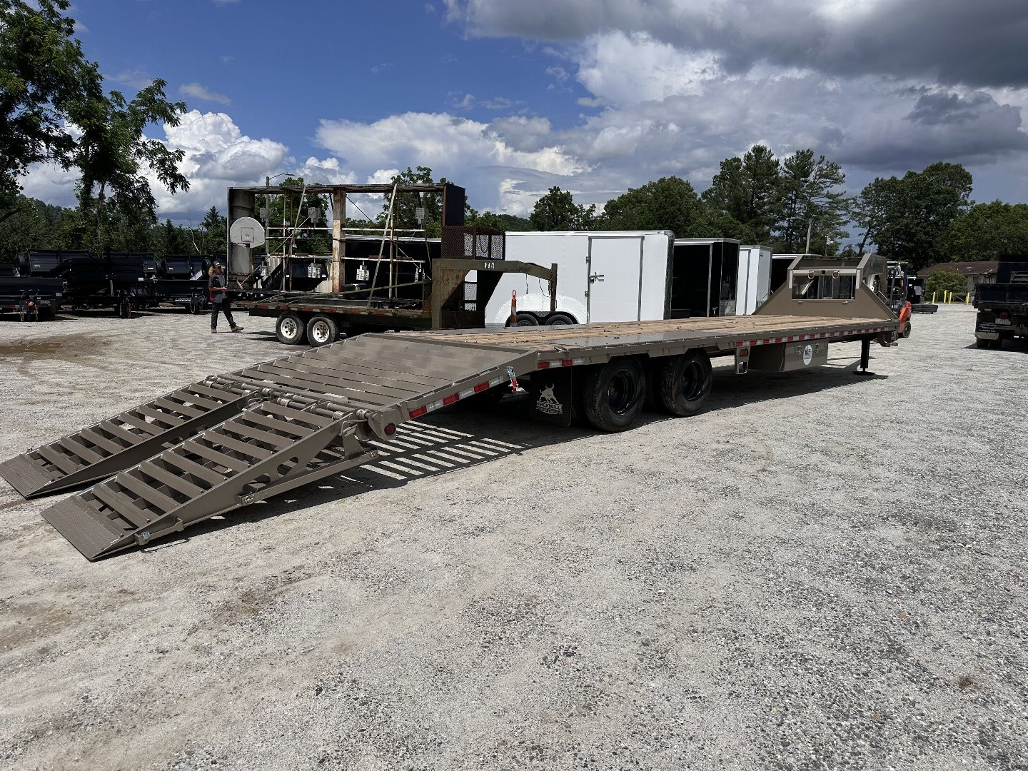 New 2025 Iron Bull FLG0232102 SNIPER SERIES Flatbed Trailer / 102" WIDE X 32' LONG / RAMPAGE RAMPS / 2-10,000# ELECTRIC BRAKE AXLES / HYDRAULIC JACKS / ENGINEERED I-BEAM FRAME / 2- SIDE MOUNT TOOLBOXES / WINCH PLATE